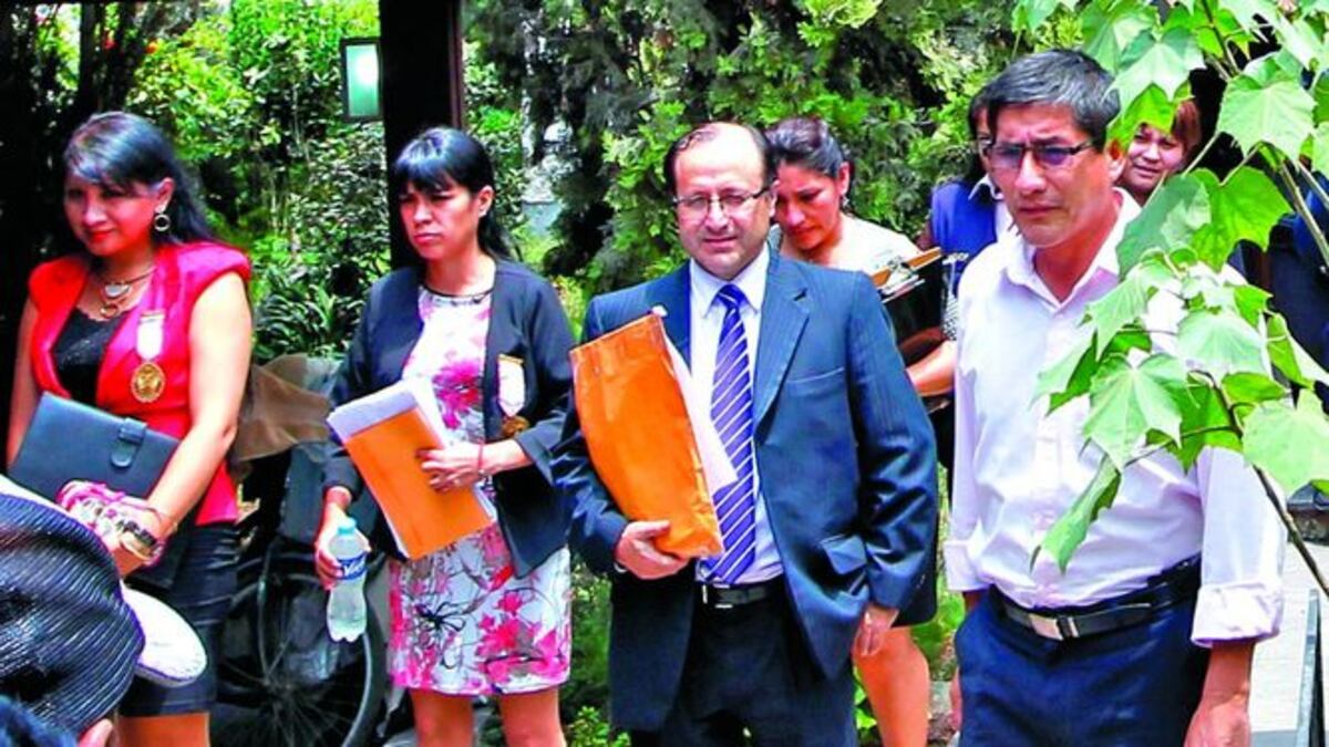En el allanamiento de ayer en la residencia del exmandatario, sacaron cajas con presunta evidencia.