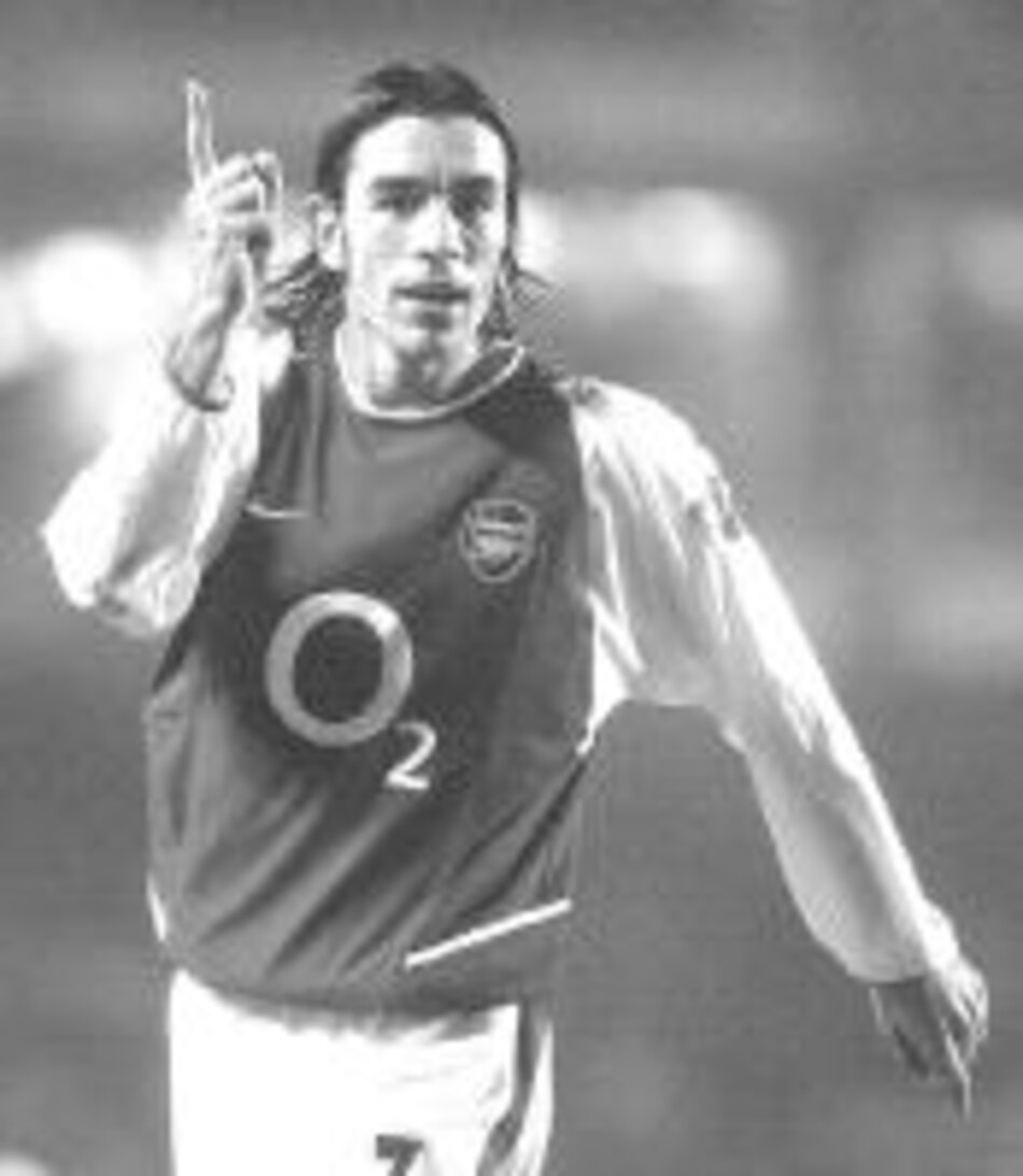 Arsenal sigue líder en el fútbol inglés