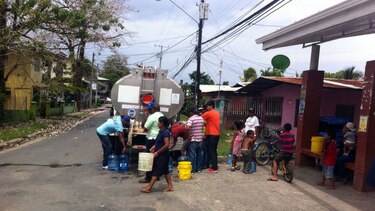 Carros cisterna suplen necesidad de agua en Isla Colón