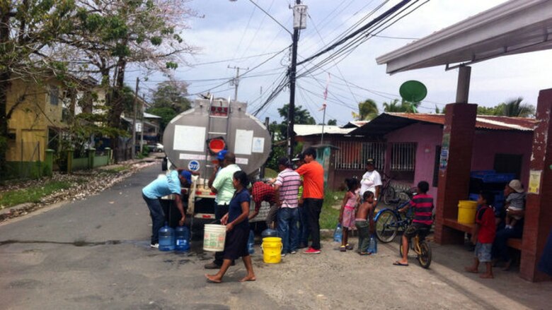 Carros cisterna suplen necesidad de agua en Isla Colón
