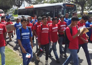 Atletas marchan exigiendo igualdad