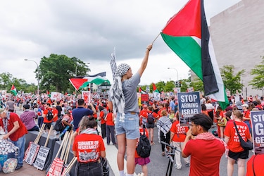 Manifestantes protestan contra visita de Netanyahu a Capitolio de Estados Unidos y piden detenerlo