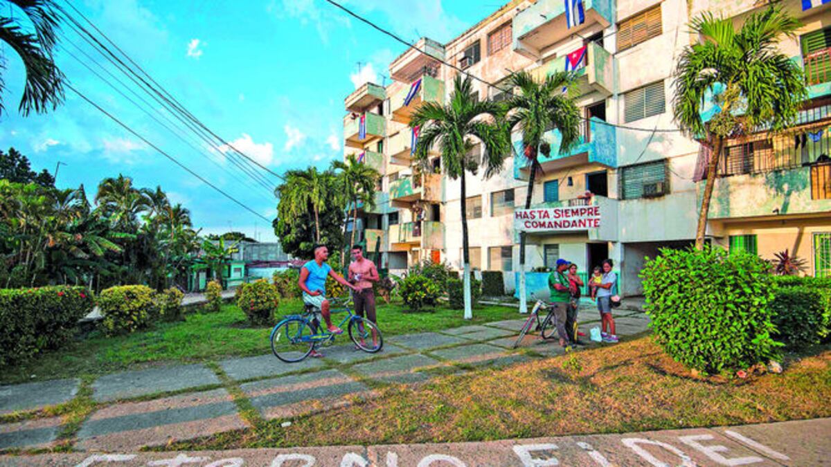 Las residencias locales fueron adornadas con las banderas cubanas para recibir la caravana con las cenizas de Fidel Castro.