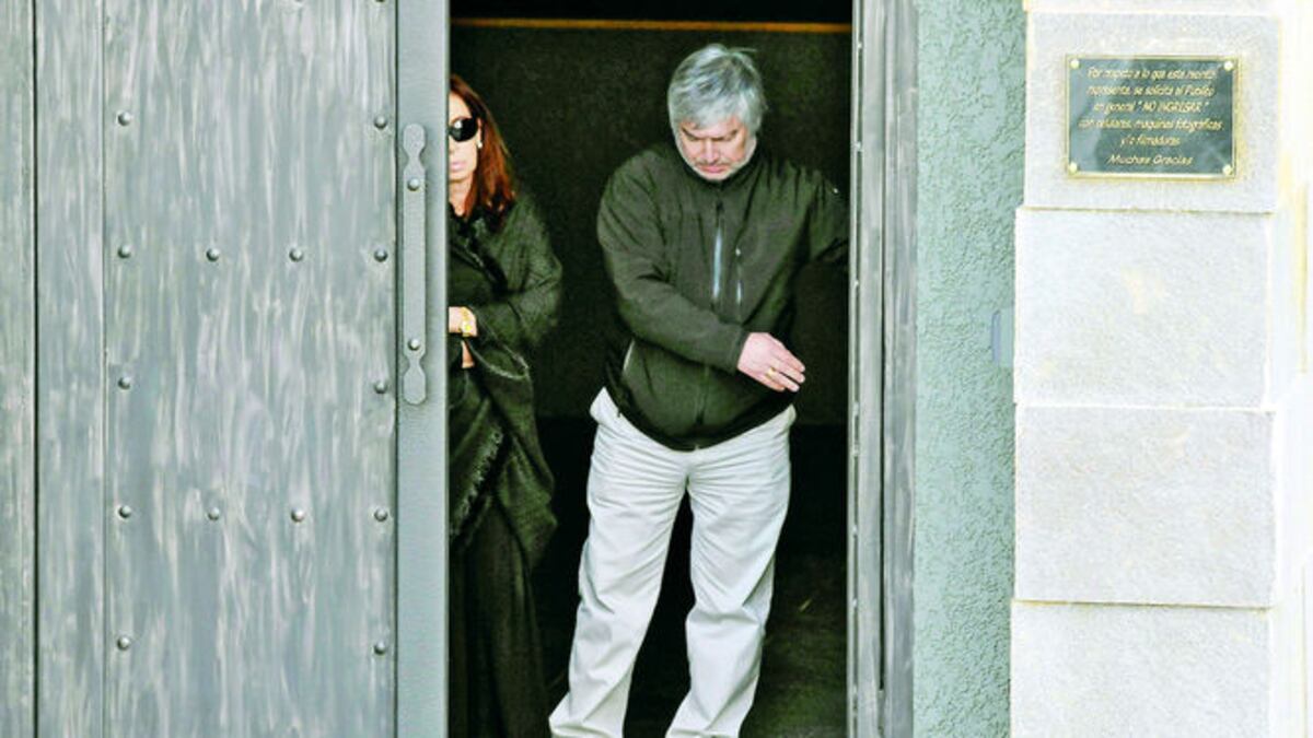 La expresidenta Cristina Fernández, acompañada de Lázaro Báez, sale del mausoleo familiar, luego del entierro de la madre del expresidente Néstor Kirchner. En abril del mismo año,