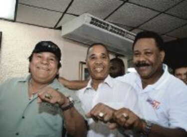 Roberto Durán devela estatua