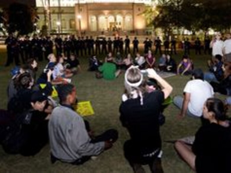 Manifestantes que se oponen a Donald Trump salen a las calles por tercera noche