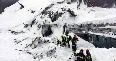 Carrera contra el reloj para hallar a 23 sepultados por alud en Italia