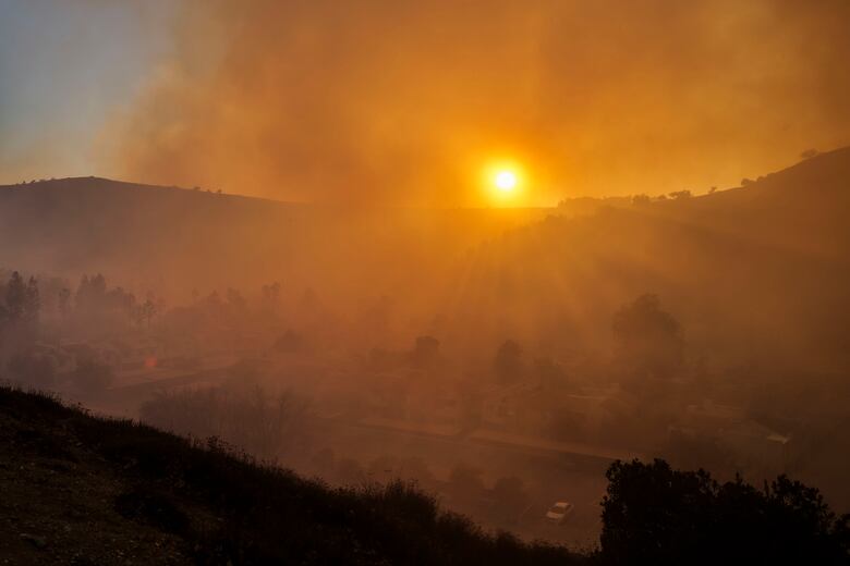 California enfrenta un nuevo incendio en plena alerta por fuertes vientos