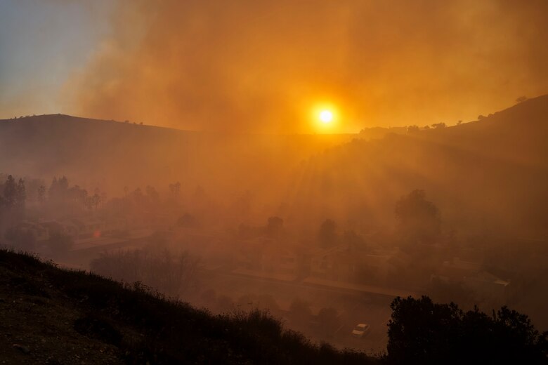 California enfrenta un nuevo incendio en plena alerta por fuertes vientos