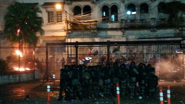 Piedras, botellas y candela en protestas contra reformas constitucionales en la Asamblea