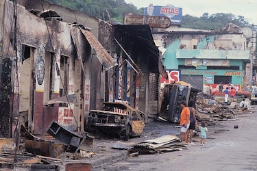 'Una tanqueta le pasó por encima a un carro rojo donde había una persona': cómo una familia panameña recuerda la última gran incursión militar de Estados Unidos en el continente americano
