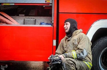 Mueren 30 bomberos en Irán; se derrumba edificio mientras combatían incendio