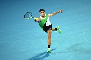 Carlos Alcaraz cumple frente a Walton de camino a la segunda ronda