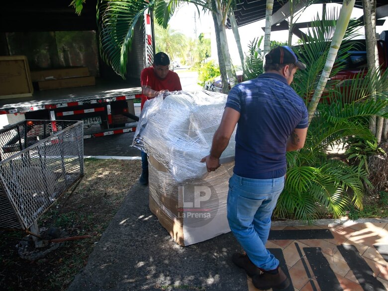 Martinelli es visitado por su hija, abogados y aliados políticos; mientras se queda con Bruno, su mascota