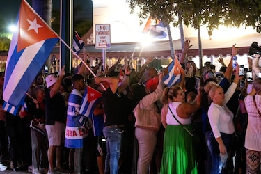 Gritando: ‘libertad, libertad’, cubanos protestan hasta altas horas de la noche