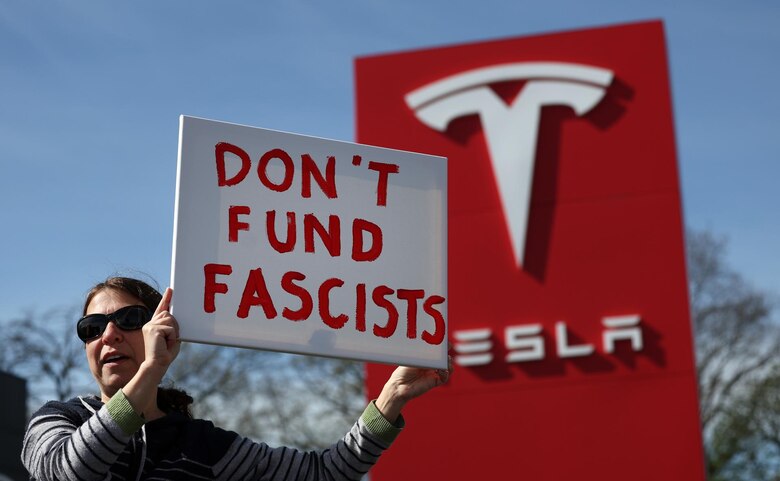 Manifestantes en el Reino Unido piden boicotear los coches Tesla de Elon Musk