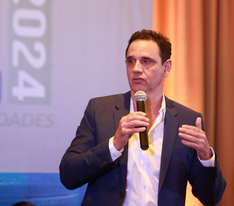 Rómulo Roux: una carrera atizada por luchas internas, viejos aliados y nuevos amigos