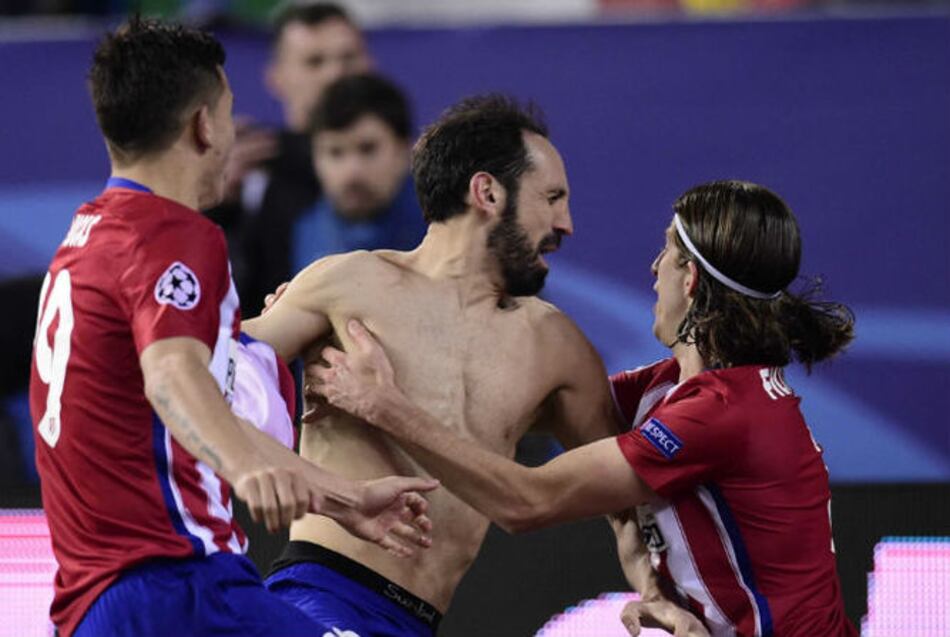 Atlético supera al PSV en los penaltis y avanza