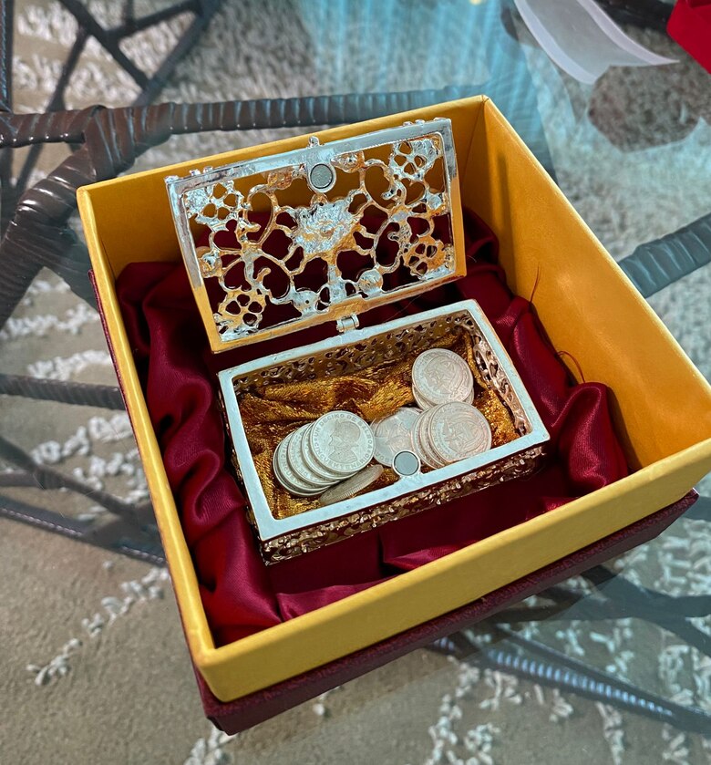 En medio de una decoración que rinde homenaje a sus raíces se casan Kayra Harding y Anthony Bart-Appiah