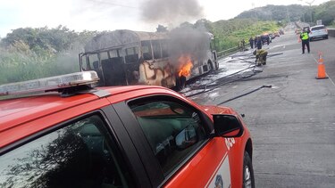Autobús se incendia en el Corredor Norte: no se reportan víctimas