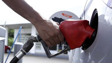Secretaría de Energía anuncia una leve baja en el precio de la gasolina