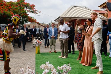 El príncipe Harry y Meghan bailan en un colegio y se reúnen con el Ejército en Nigeria