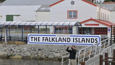 Por qué volvió la tensión entre Argentina e Inglaterra por Malvinas/Falklands 44 años después de la guerra