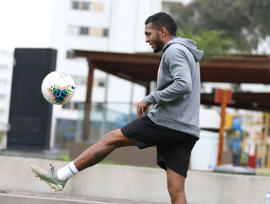 Más de 30 futbolistas dan positivo al coronavirus en Perú