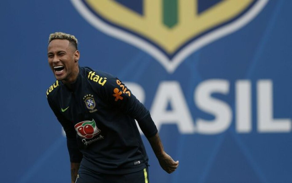 Brasil: Neymar no completa ensayo por golpe en tobillo