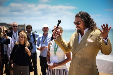 El superhéroe Aquaman pide acción para preservar los océanos