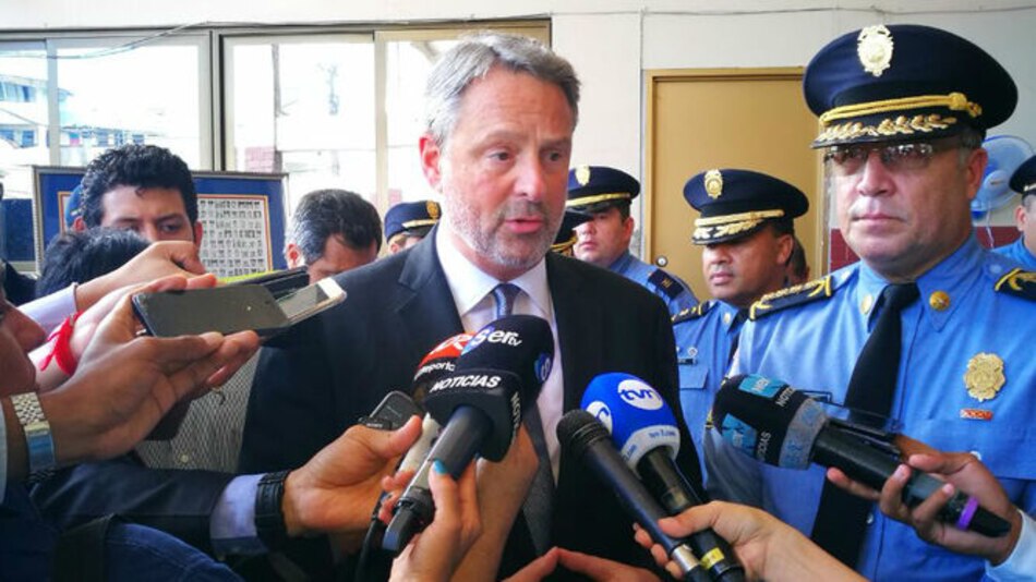 Embajador de Estados Unidos da espaldarazo a procuradora Kenia Porcell