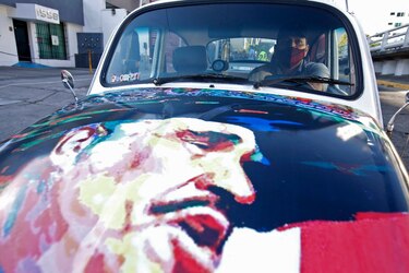 Con rancheras, miles de mexicanos dan último adiós a Vicente Fernández