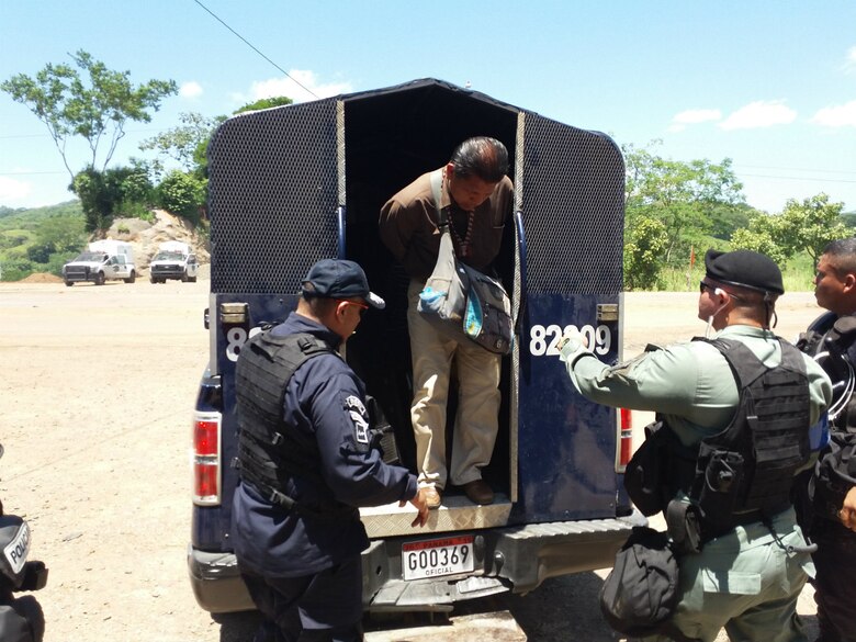 Se rompe el diálogo en Barro Blanco; policía despeja la Interamericana y detiene a 20 personas