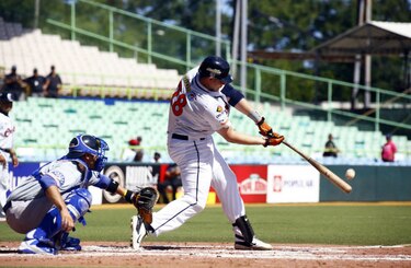 Venezuela doblega a Cuba y sigue invicto