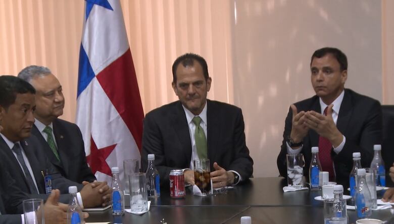 Reunión de transición en la Contraloría entre Humbert y Solís