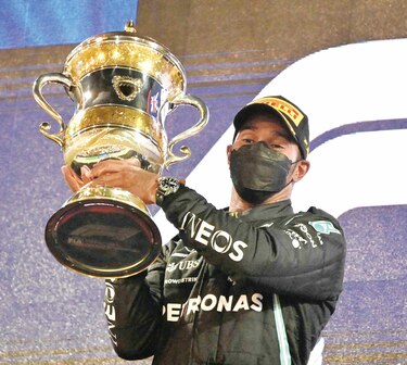 Lewis Hamilton: ‘Me las arreglé para aferrarme al primer lugar’
