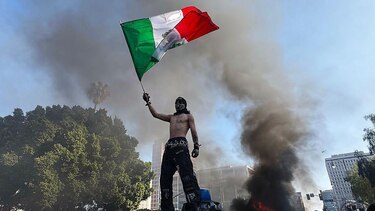 ¿Por qué genera polémica la bandera de México en las protestas contra las redadas en Los Ángeles?