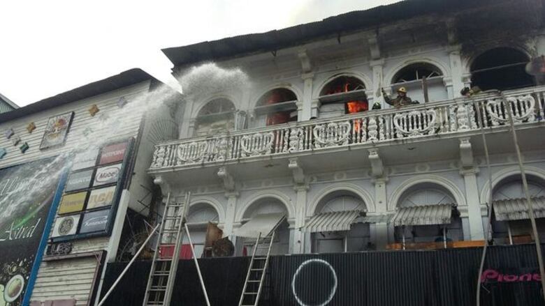 Bomberos sofocan fuego en edificio frente a plaza 5 de Mayo; hay unos 60 damnificados