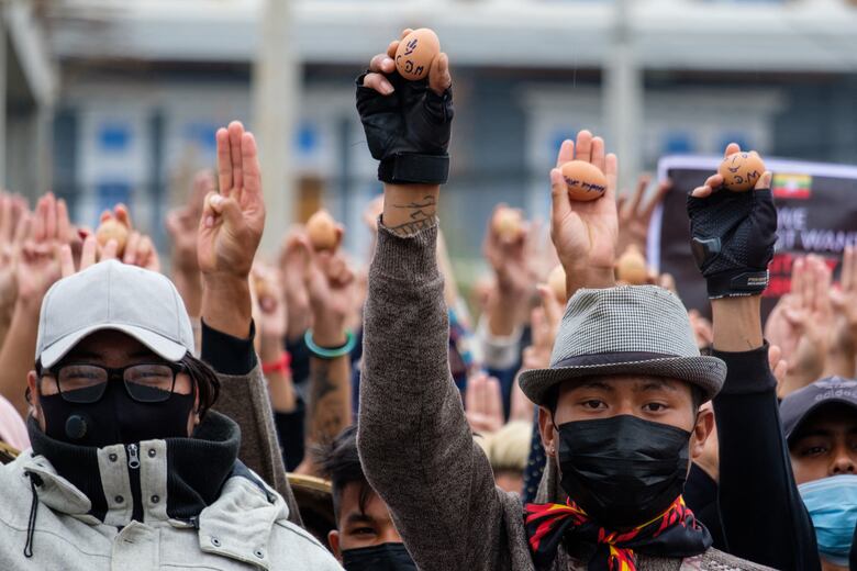 Huevos de Pascua con mensajes para protestar contra el golpe en Birmania