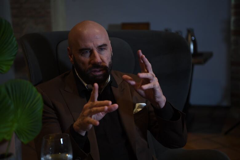 Entre risas, aviones y por supuesto, uno que otro paso a lo ‘Grease’: 10 minutos con John Travolta