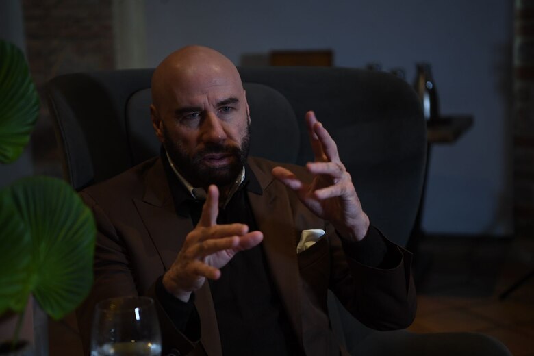 Entre risas, aviones y por supuesto, uno que otro paso a lo ‘Grease’: 10 minutos con John Travolta