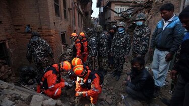 Equipos de rescate empiezan a llegar a las zonas más remotas de Nepal