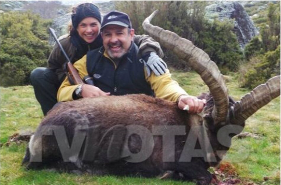 Lucero desata críticas en redes sociales tras posar con animales cazados