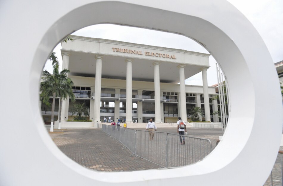 PRD lidera lista de adherentes, mientras el Tribunal Electoral coloca en la carrera a Martinelli