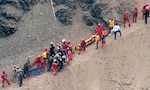 Mueren 48 personas al caer autobús a un abismo en Perú