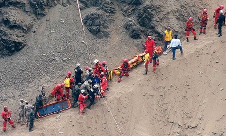Mueren 48 personas al caer autobús a un abismo en Perú