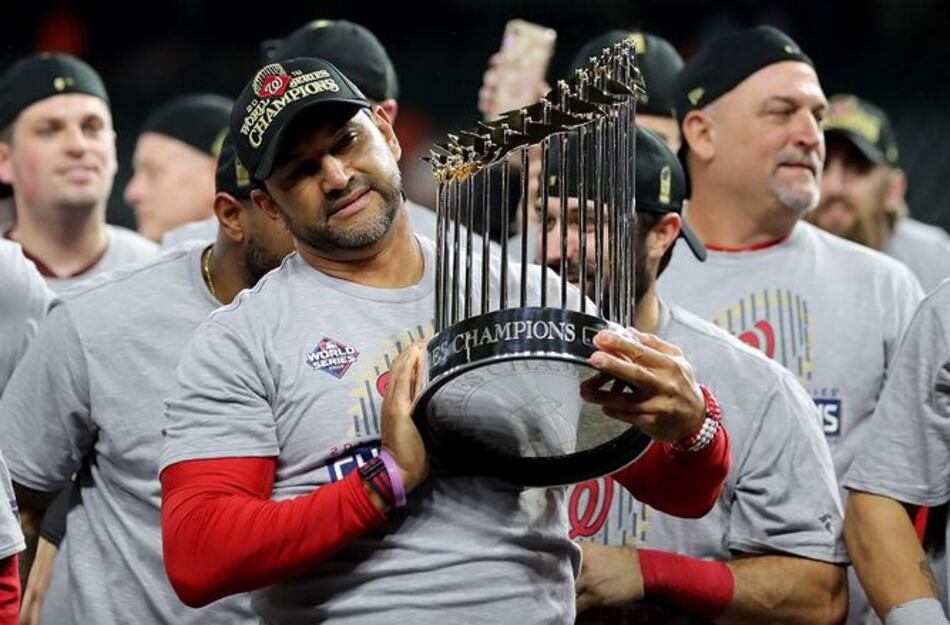 Martínez se une a Cora como el segundo mánager puertorriqueño en salir campeón de las Grandes Ligas