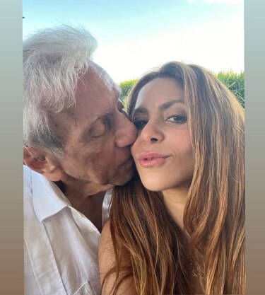 La colombiana Shakira felicita al héroe de su vida: su padre
