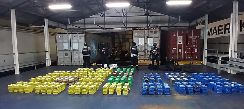 Incautan 885 paquetes de droga en contenedores de tránsito por Panamá