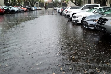 Inundaciones y vuelos cancelados en Florida dejan las lluvias que no cesarán hasta el sábado